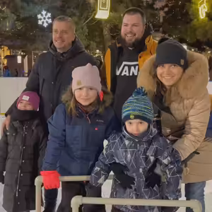 Ledové kluziště v centru Mostu slaví u lidí úspěch. Brusle si tam nazuly už desítky tisíc lidí.