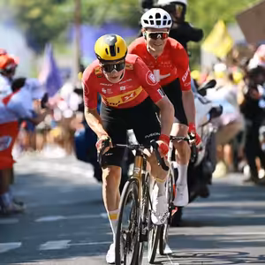 Tour 2025 (#11): Abrahamsen vzlietol, Pogačar spadol