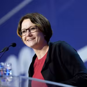 Senátoři z ODS i TOP 09 prosazují nápravu trans lidí psychoterapií. Odbornou debatu zcela obešli
