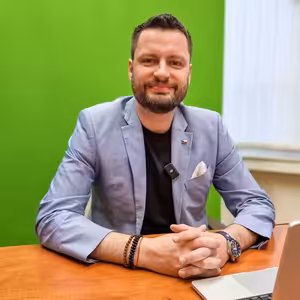 Fialův zeť bere 100 tisíc. Má 5 funkcí, prý to stíhá. Lipavský dostal 500 milionů. | Čau Praho #127