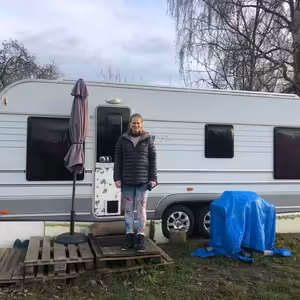 s Lídou o bydlení v karavanu v pražské zahrádkářské kolonii