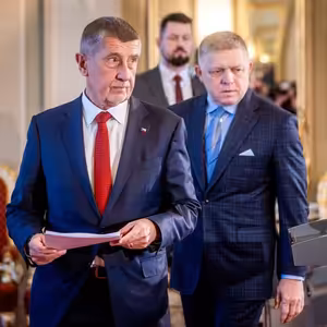 Zaparkovala česká zahraniční politika vedle Fica a Orbána?
