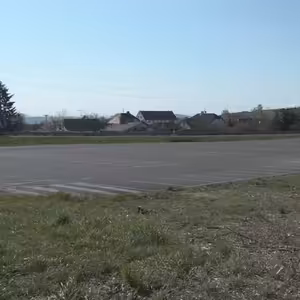U sportovního a rekreačního areálu Benedikt vzniklo velkokapacitní parkoviště pro návštěvníky.