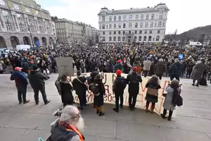 Může za nízké platy univerzitních učitelů v humanitních oborech stát, nebo vysoké školy?