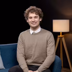 Zasmějte se s jedinečným imitátorem Barnettem, který přivedl do studia Zemana, Babiše nebo i Fialu