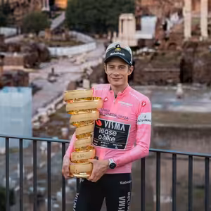 Bezchybné Giro v podaní Vingegaarda, nové hviezdy a manažérske zemetrasenie