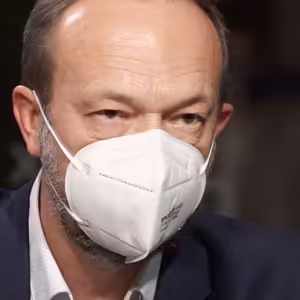 Stát prodělal miliardy, čínské respirátory měly podvodnou certifikaci a mohly být nebezpečné, tvrdí Tym