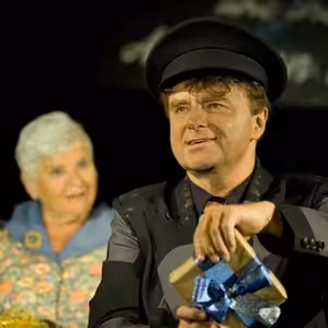 ŘIDIČ SLEČNY DAISY - reportáž z maskérny na téma "blackface"