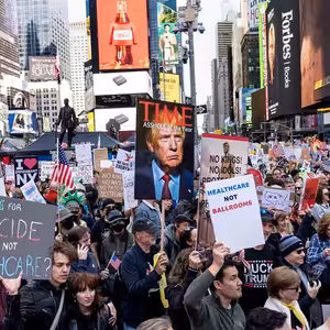 V zahraničí Trump vystupuje jako mírotvorce, na lidi v USA posílá armádu a je za fašistu