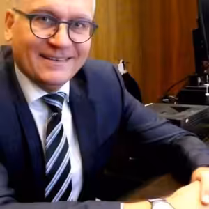 Vláda nám boj s inflací neulehčuje, říká viceguvernér ČNB Mora Mora