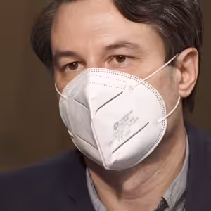 Vláda nechává umřít tisíce seniorů, priority očkování jsou politické rozhodnutí. Promořování je risk, který nefunguje, říká Trnka