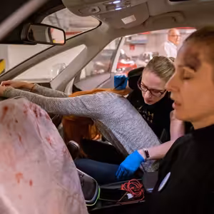 Mýty o první pomoci: Bouračka! Vytáhni všechny ven z auta...? (Šimon Kořínek, PrPom)