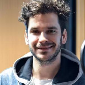 Gynekológ zo seriálu Nemocnica Noël Czuczor si pre odborné rady nemusel chodiť ďaleko