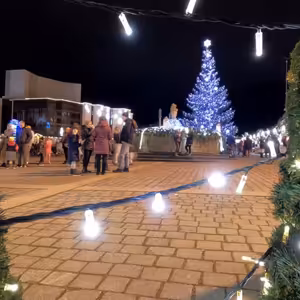 V ulicích začala instalace vánočně laděného osvětlení.