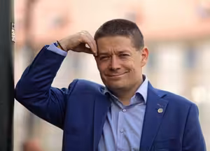 Společnost žije kvůli tzv. cancel culture a přílišné politické korektnosti v atmosféře strachu, lidi se bojí projevit svůj postoj, říká poslanec Patrik Nacher. Češi jsou k tomu vzhledem ke zkušenostem z minulého režimu rezervovanější.