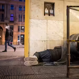 Bojí se, že skončí v LDN, a tak živoří na ulici. Jak se v Praze žije lidem bez domova a kdo jim pomáhá?
