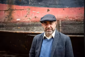 Rok silných debutů opanoval Hlaučo. Ale únik do světa, kde chodí andělé na latrínu, není pro každého