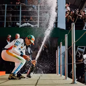 Kosačkové manévre, McLaren konšpirácie a komisári prespali štart | EisKing DEBRIEFING 20/24