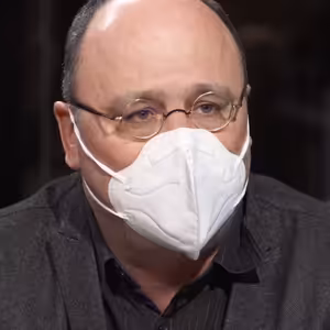 Covid měl volné pole, proto je velký počet mrtvých, může dál mutovat, rozvolnil bych až při tisíci nakažených, říká Pačes