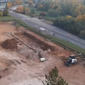 Nové velkokapacitní parkoviště.