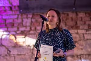 Snažíme se posouvat hranice toho, jak má vypadat zpravodajství, říká Lenka Kabrhelová, autorka podcastu Vinohradská 12, nejlepšího veřejnoprávního podcastu