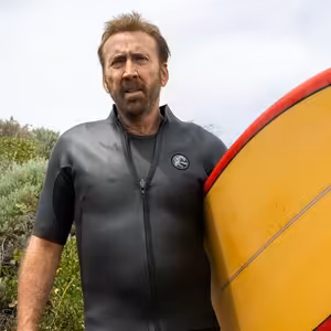 Surf namiesto bejzbolky. Nicolas Cage a jeho voľný pád šokuje v kinách
