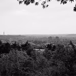 Miroslav Olšovský: Vyhlídka na pražskou periferii, lavička Emy Destinnové u Proseckých skal