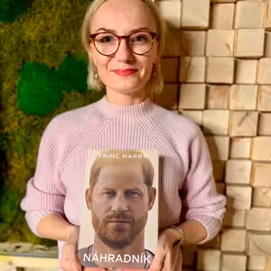 „Princ Harry sa vyzliekol donaha a vyšiel na najväčšie námestie. To je kniha Náhradník,“ tvrdí protokolistka Katarína Strýčková