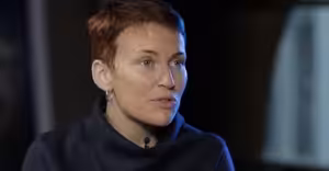 Vlády zneužívaly software ke špehování novinářů a aktivistů. Jeho použití v Česku nemůžu vyloučit, říká investigativní novinářka Holcová