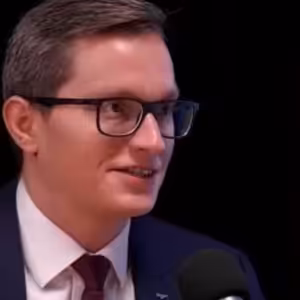 Poradce premiéra Křeček: Bartoš by měl odstoupit, musí padat hlavy. Nestaví se, chybí investice