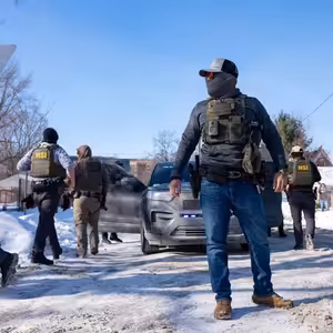 ICE zasahuje i přes shutdown. Vytváří si databáze s tzv. domácími teroristy a chystá nová detenční centra