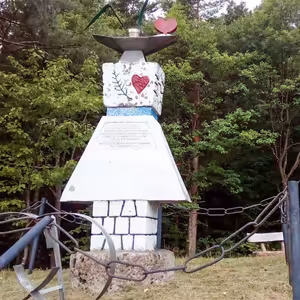 Nedostatok žien súcich na vydaj inšpiroval starých mládencov k stavbe vlastného pomníka