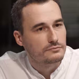 Muž točí videa, ve kterých kvůli covidu nadává lékařům: Je v exekuci a lidi žádá o peníze, říká novinář