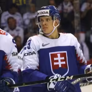MS v hokeji: Adam Liška dal s vykĺbeným prstom na ruke Kanade 2 góly!