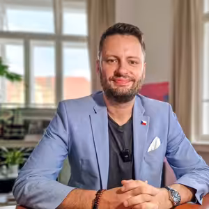 Piráti se rozpadají kvůli trafikám. Podle Bartoše si lidé práce Pirátů cení. | Čau Praho! #93