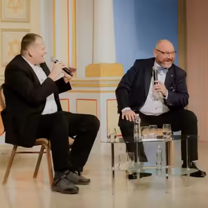 Ukrajinu finančne kryje Západ. Nebyť Číny, Rusko je na kolenách (verejná debata, 3. 10. 2025)