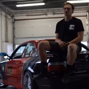 Dívat se na to jak auto letí 80km/h zadkem ke zdi je divácky extrémně poutavé - Jan Němec