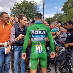 TDF: Ako sa dostať k Saganovi cez dav fanúšikov?