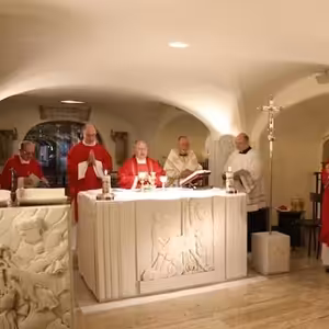 Ad limina apostolorum - Biskupi slávili omšu pri hrobe sv. Petra