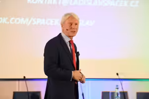 Ladislav Špaček pro Rádio Z: Spousta politiků v zahraničí neovládá angličtinu dobře a to se táhne už třicet let