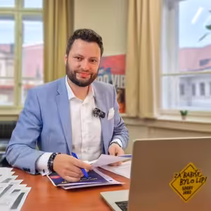 Čau Praho! #33: Fiala opakovaně lhal. Zvyšují daně i odvody. Volby by vyhrálo ANO.