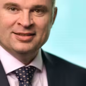 Plechová hala v Pezinku dnes stojí skoro víc než kancelářská budova na Václavském náměstí