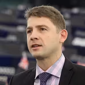 Vrátí se ceny ještě na úroveň před inflací? Pomohlo by ČR, kdyby měla euro? Tyto otázky jsme probrali v dalším dílu podcastu VŠFS s ekonomem a pedagogem VŠFS Petrem Machem.