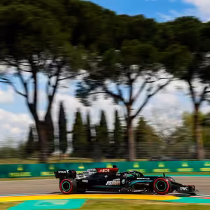 Páteční InstaPokec z Imoly: Red Bull se projel městem, Mercedes zlověstný