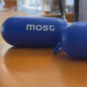 Pejskaři v Mostě dostávají od města zdarma sáčky na psí exkrementy.