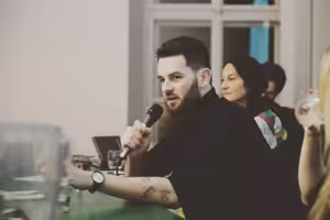 Jak média přistupují k tématu sexuálních menšin? Od 90. let jsme se posunuli, dále ale trvá určitá exotizace těchto lidí, říká novinář Filip Titlbach