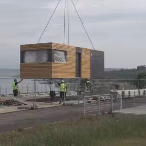 Nad hlavní pláží jezera Most jsou již první modulové stavby.