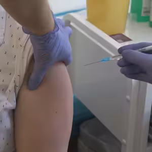 Očkování učitelů a dalších pracovníků školských zařízení