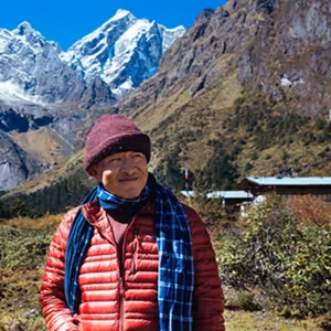 Měli by se buddhisté společensky angažovat? Pokud ano, v čem a jak? - Dzongsar Jamyang Khyentse Rinpočhe