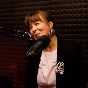 59: Od paragrafů ke květům. Co se stane, když přestanete žít podle očekávání ostatních? AliArt – Alena Blumenstein o špercích a odvaze být sama sebou